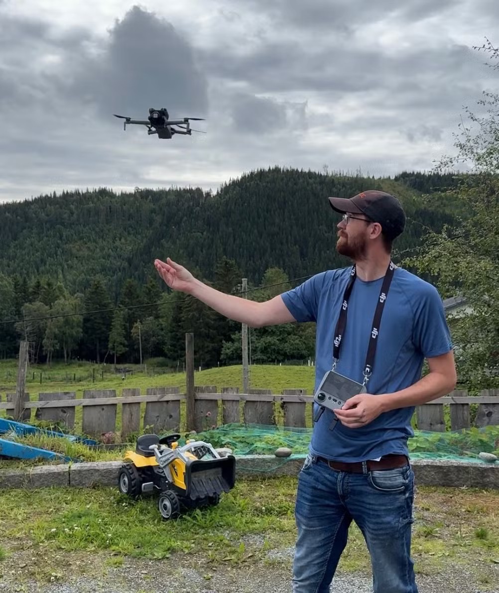 Morten Andre Ovesen styrer dronen ute i feltet i Mosvik/Inderøy