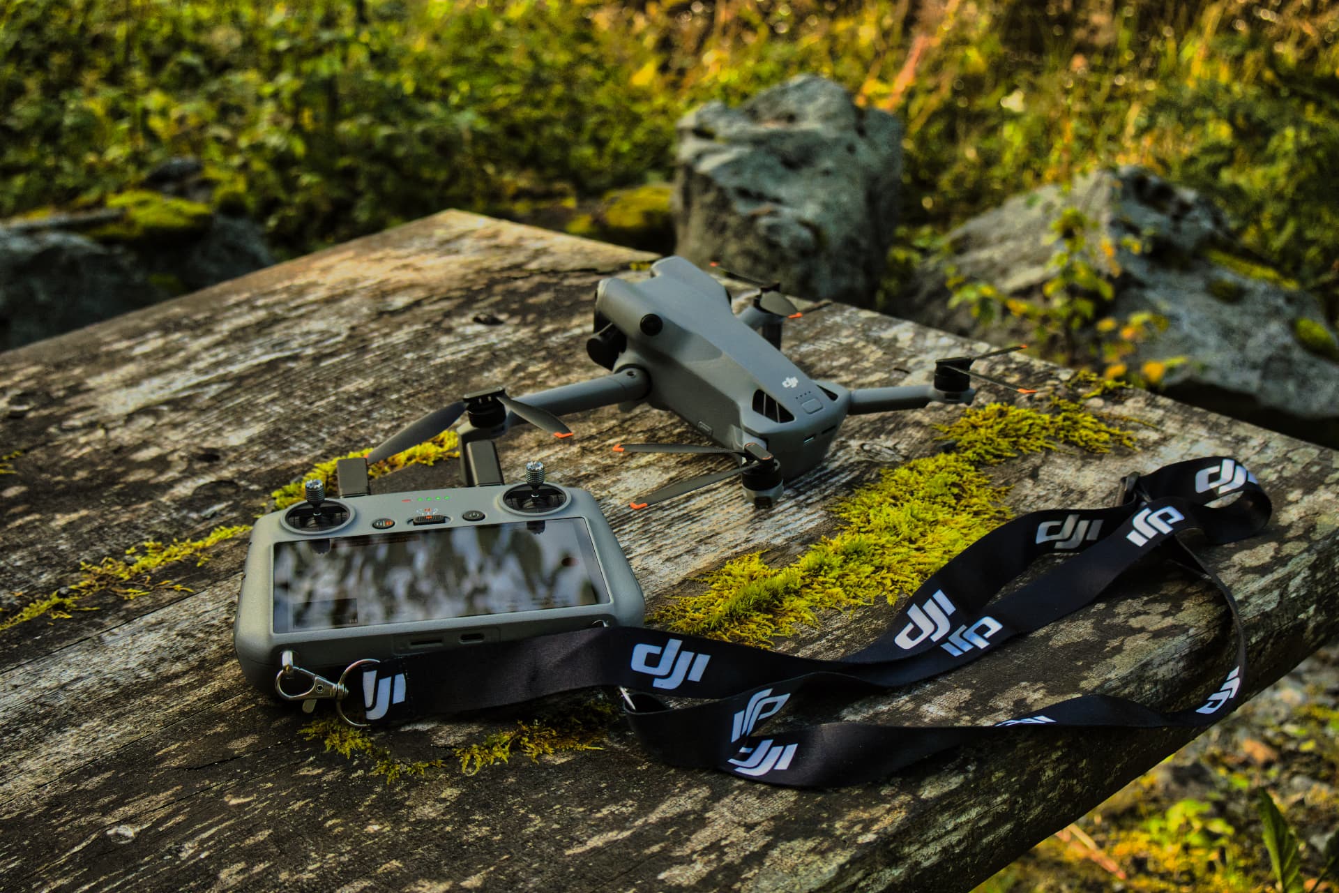 DJI Mini 5 Pro med DJI RC 2-kontroller klar til oppdrag ute i naturen